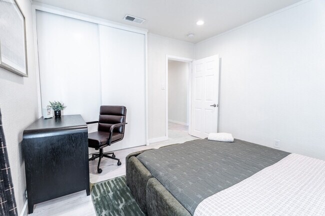 Building Photo - 2359 Oakwood Dr