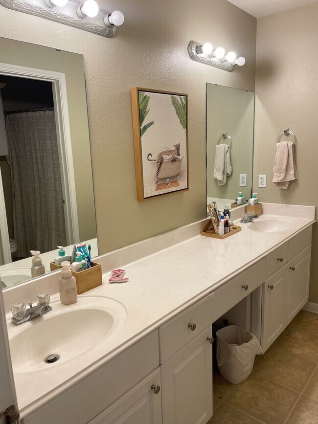 Building Photo - Beautiful 4 Bed, 4.5 Bath Minutes from Cam...