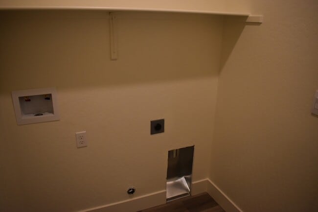 Building Photo - 744 Stephanie Dr