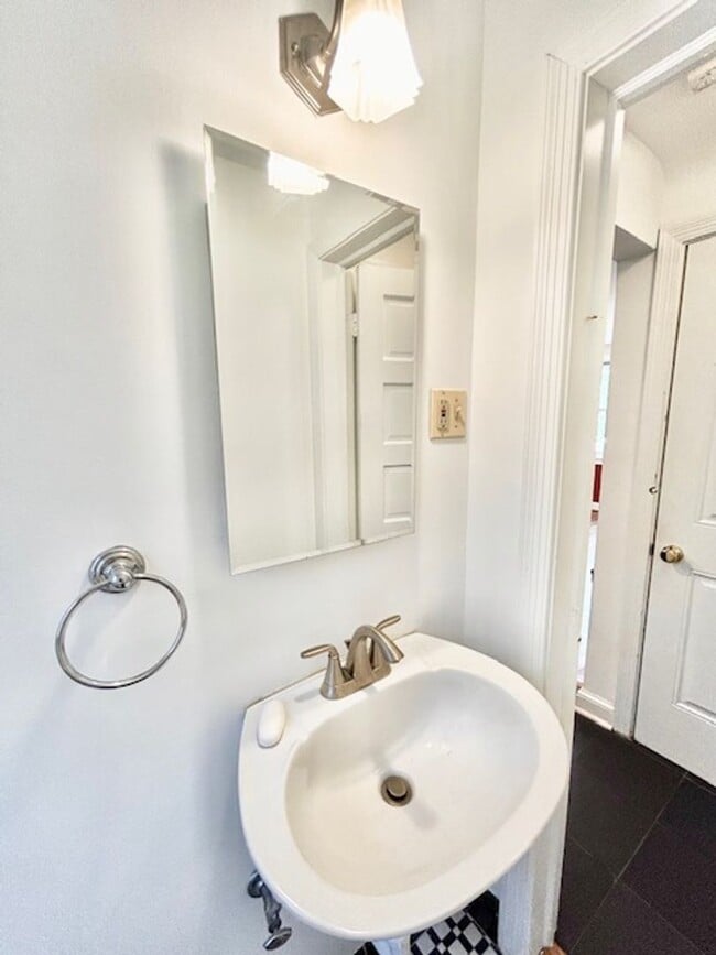 Building Photo - 4523 Gladwyne Dr