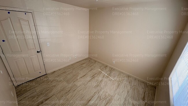 Building Photo - 3 bedroom/ 2 bathroom apartment