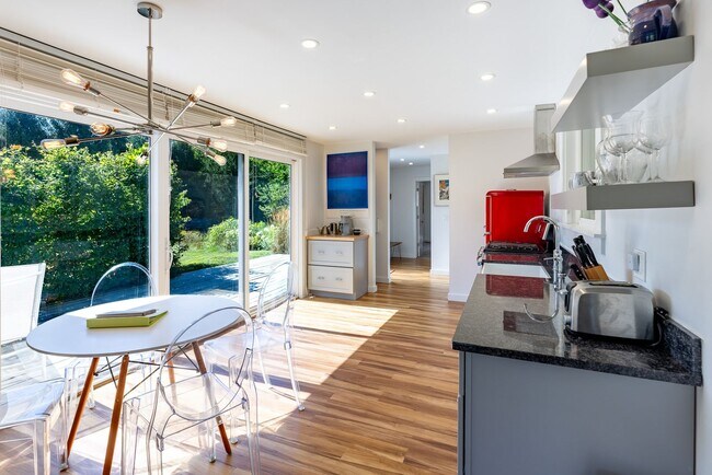 Building Photo - Short Term lease- Fully Furnished One bedroom, one bath