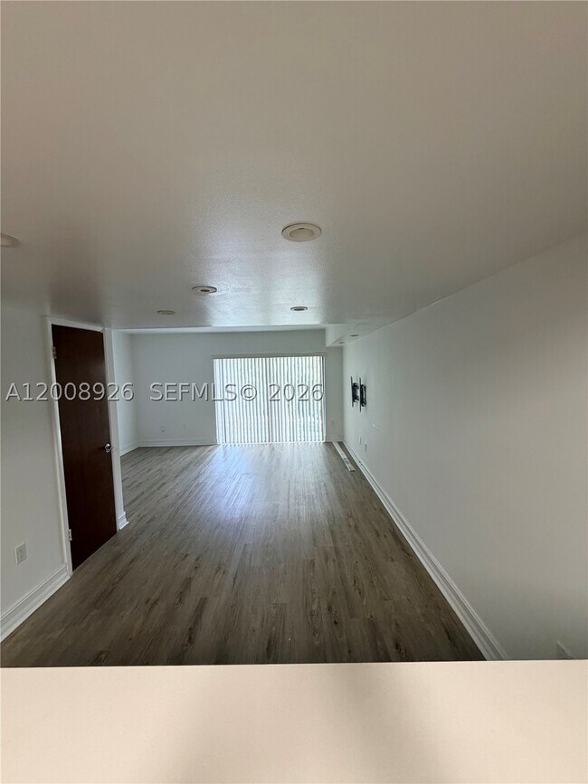 Building Photo - 3225 Bird IV3