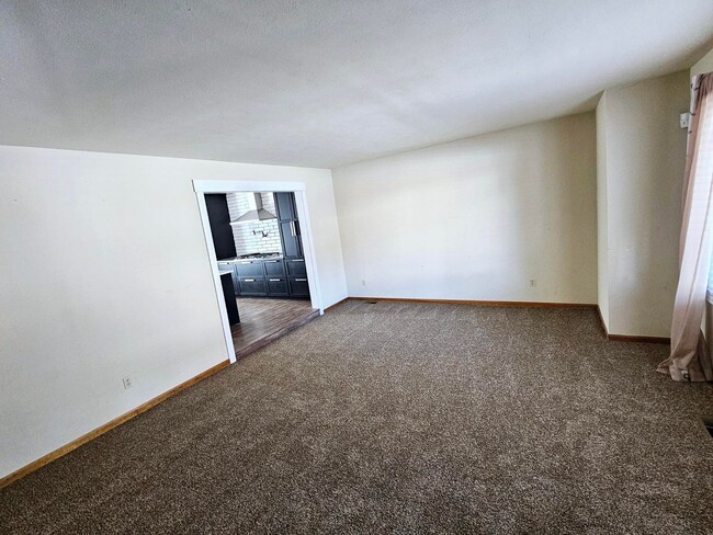Building Photo - Beautiful 5 Bedroom Home Near the Cherry C...