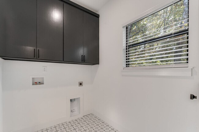 Building Photo - Brand New Bella Vista Beauty!