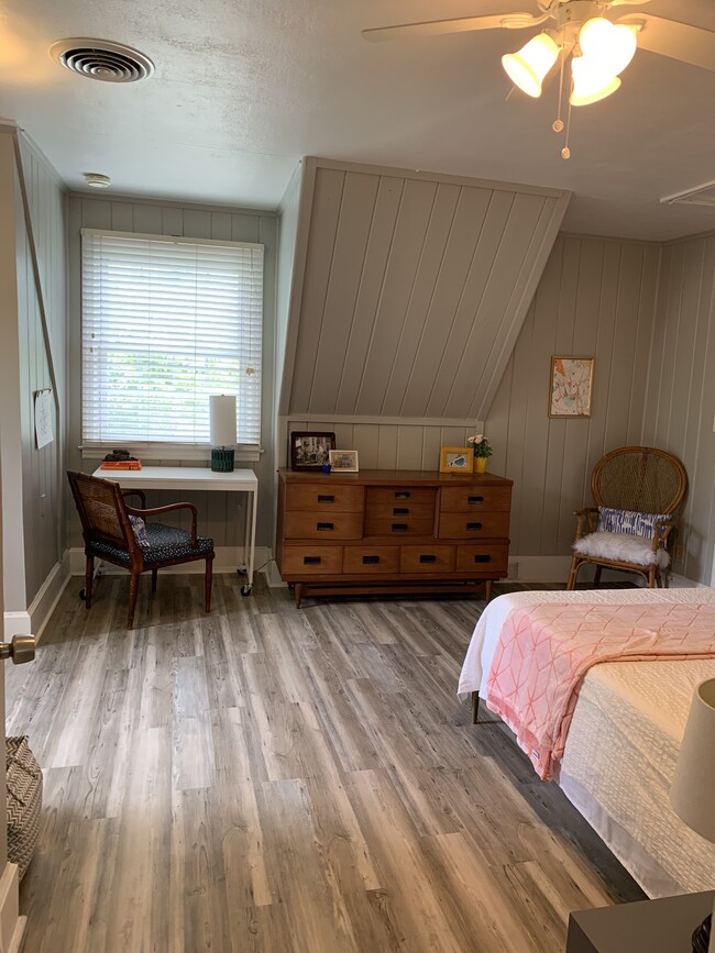 Building Photo - Furnished 1 Bedroom on E 60th Street