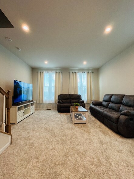 Building Photo - 4944 Dunhaven Dr