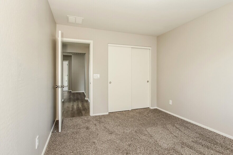 Building Photo - 943 E Agua Fria Ln