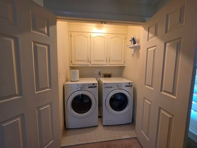 Building Photo - Ghent Square