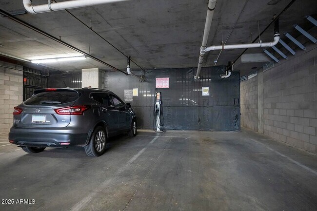 Building Photo - 208 W Portland St