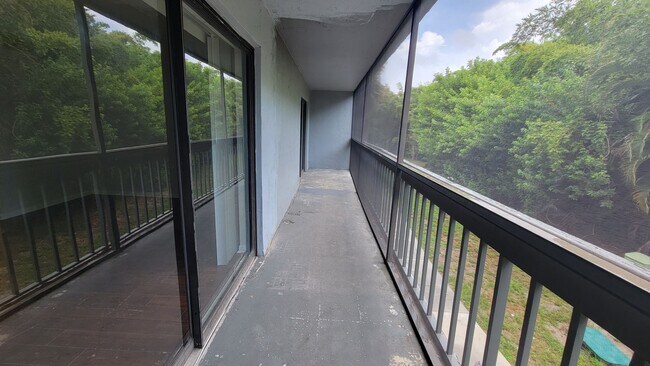 Building Photo - West Palm Beach 1 bedroom 1.5 bath Apartment.