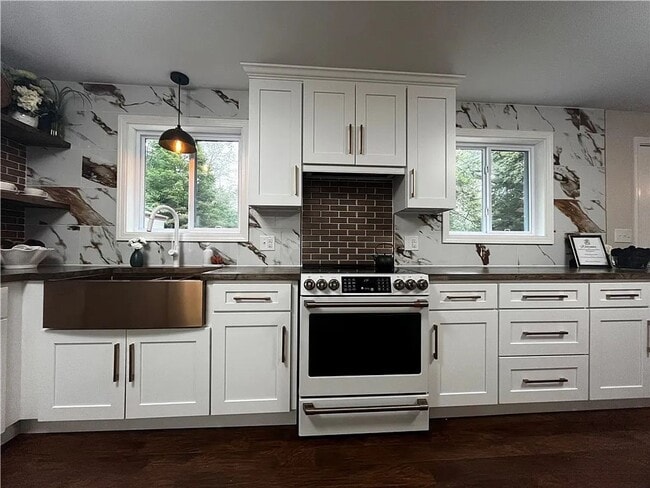 Building Photo - 4 bedroom 2 Bathroom Luxury Rental!