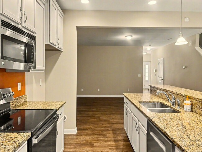 Building Photo - Move-in Ready!