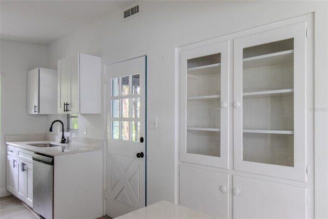Building Photo - 906 San Domingo Rd