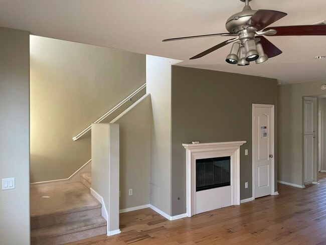 Building Photo - 3 Bed + 3.5 Bath + Bonus Room in Tustin Fi...