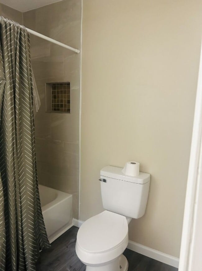 Building Photo - 2/1 Available For Move In Now!