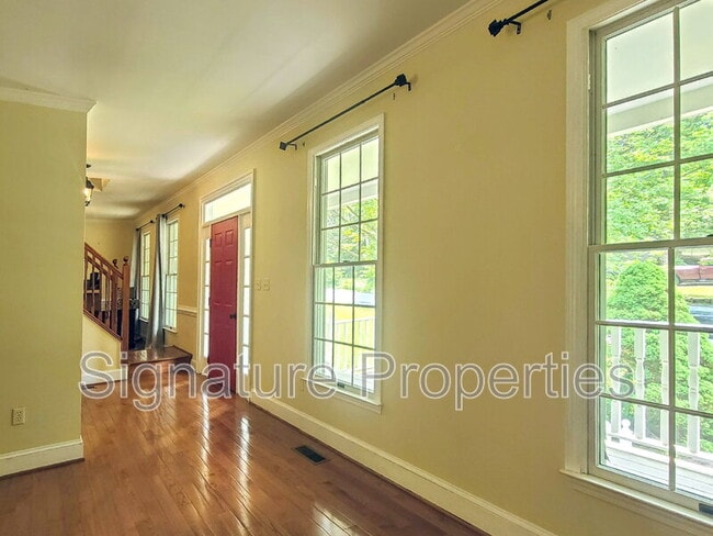 Building Photo - 105 Oakwood Dr