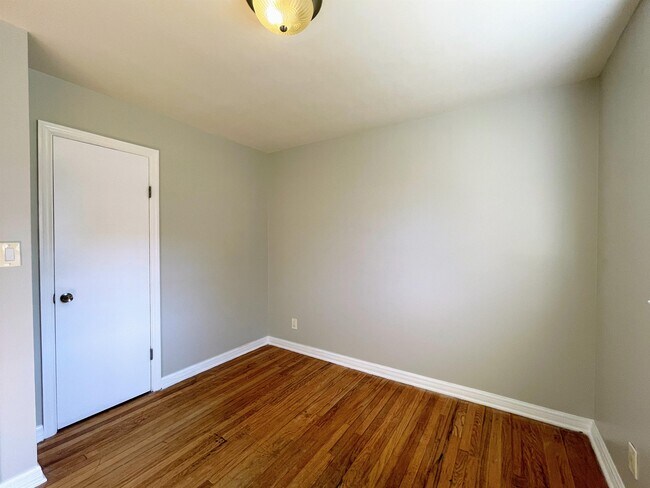 Building Photo - 1921 Stevens Ave NE