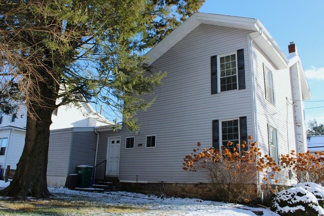 Building Photo - HOUSE, $1600/month plus utilities; TWO Bath!