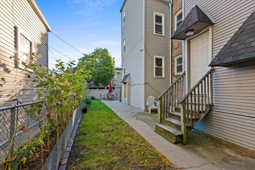 Building Photo - 2520 W Belle Plaine Ave