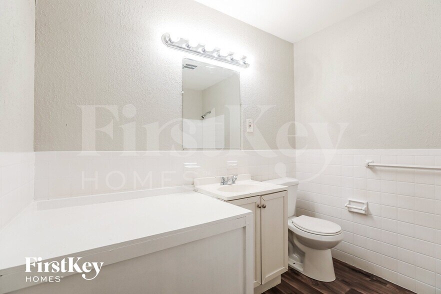 Building Photo - 3605 S Stayton Ave