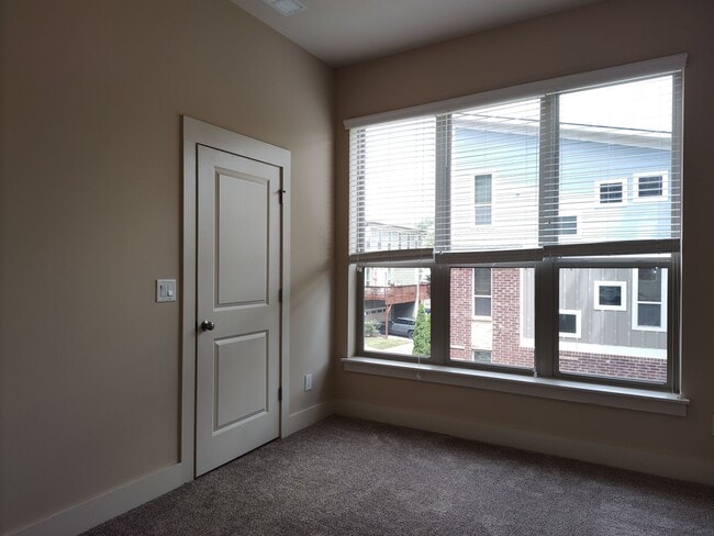 Building Photo - Move-In Ready Townhome located in the Stee...