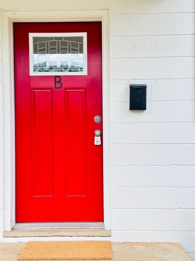 Building Photo - 813 Montrose Ave