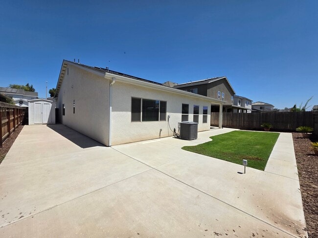 Building Photo - 3 bedroom 2 Bathroom available in desirabl...