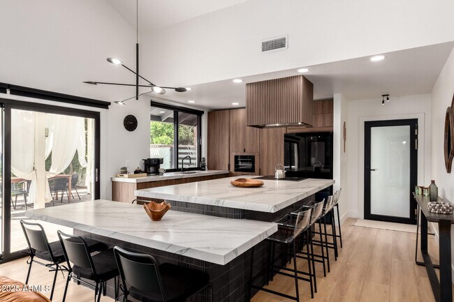 Building Photo - 5724 N Scottsdale Rd