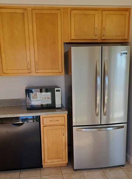 NEW REFRIGERATOR WITH BOTTOM FREEZER AND ICEMAKER. NEW MICROWAVE. QUIET BOSCH DISCHWASHER. - 314 20th St