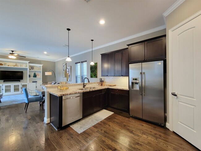 Building Photo - 925 W 19th St