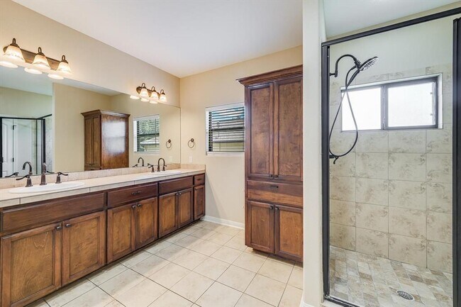 Building Photo - 14711 Longbranch Dr
