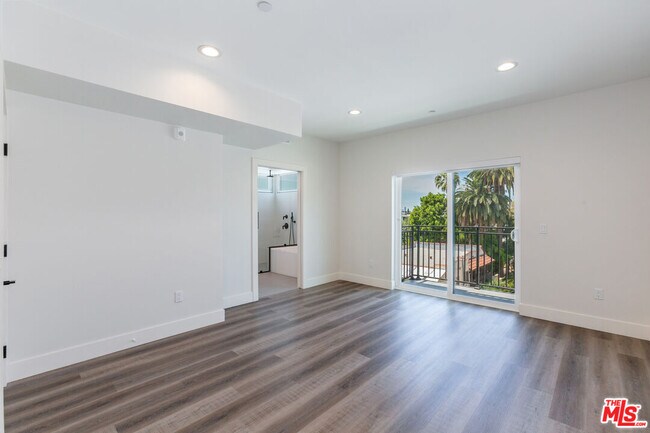 Building Photo - 857 Hayworth Ave