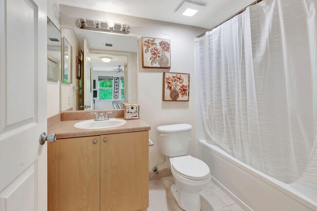 Building Photo - 923 Villa Cir