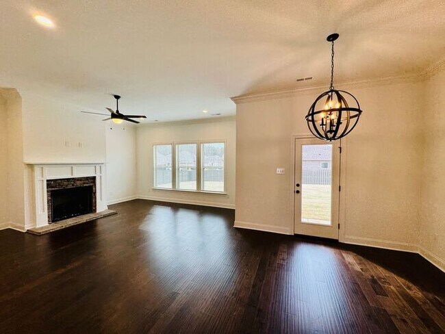 Building Photo - FENCED yard-great location at the base of Keel Mountain