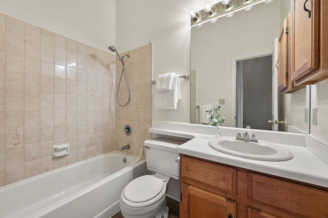 Building Photo - 3 Bedroom Townhouse Close To Ft. Carson