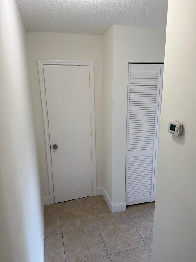 Building Photo - 3003 NW 5th Terrace