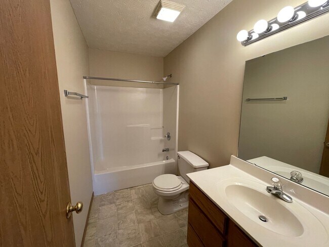Building Photo - 3 Bedroom 3.5 Bath Townhouse