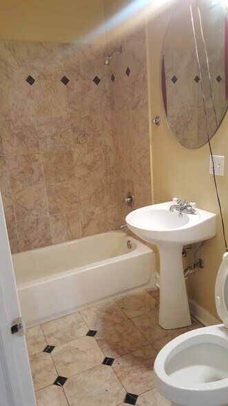 Building Photo - 2243 W Rosemont Ave