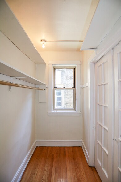 Building Photo - 1365 W Greenleaf Ave