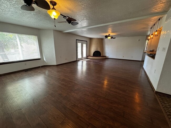 Building Photo - Beautiful 3 bedroom 2 bath