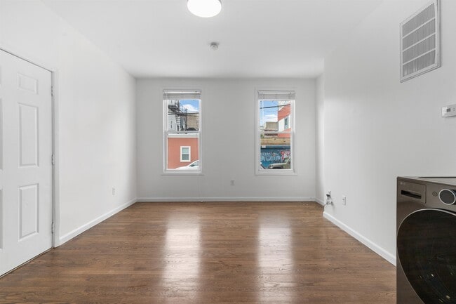 Building Photo - 84 Griffith St