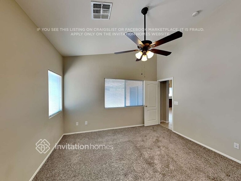 Building Photo - 686 E Payton St