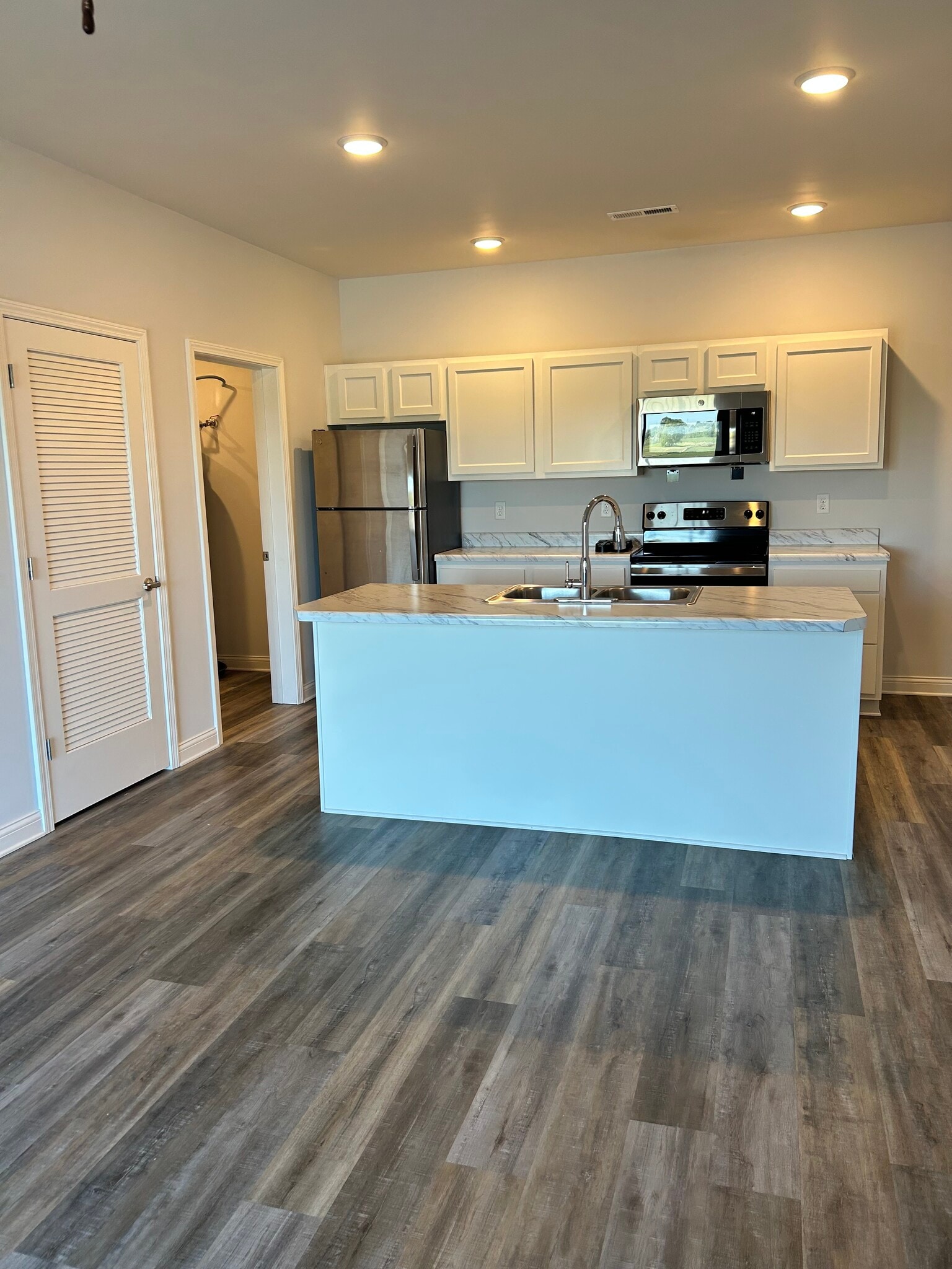 Building Photo - 530 Regency Cir