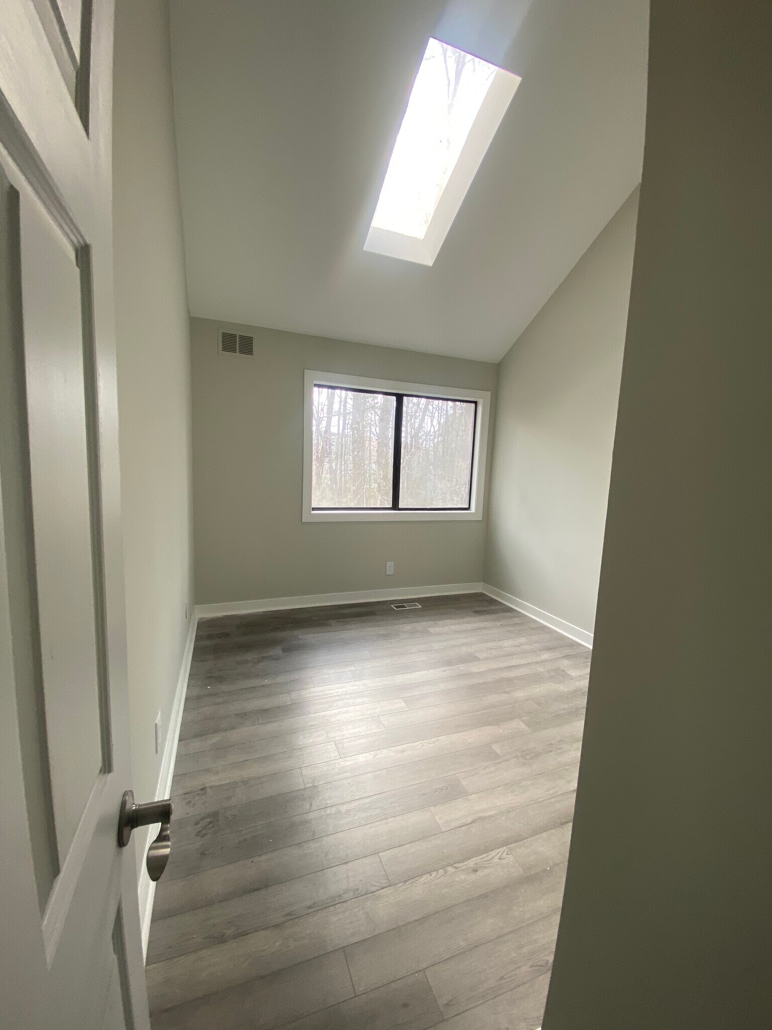 Building Photo - 1711 Early Settlers Rd