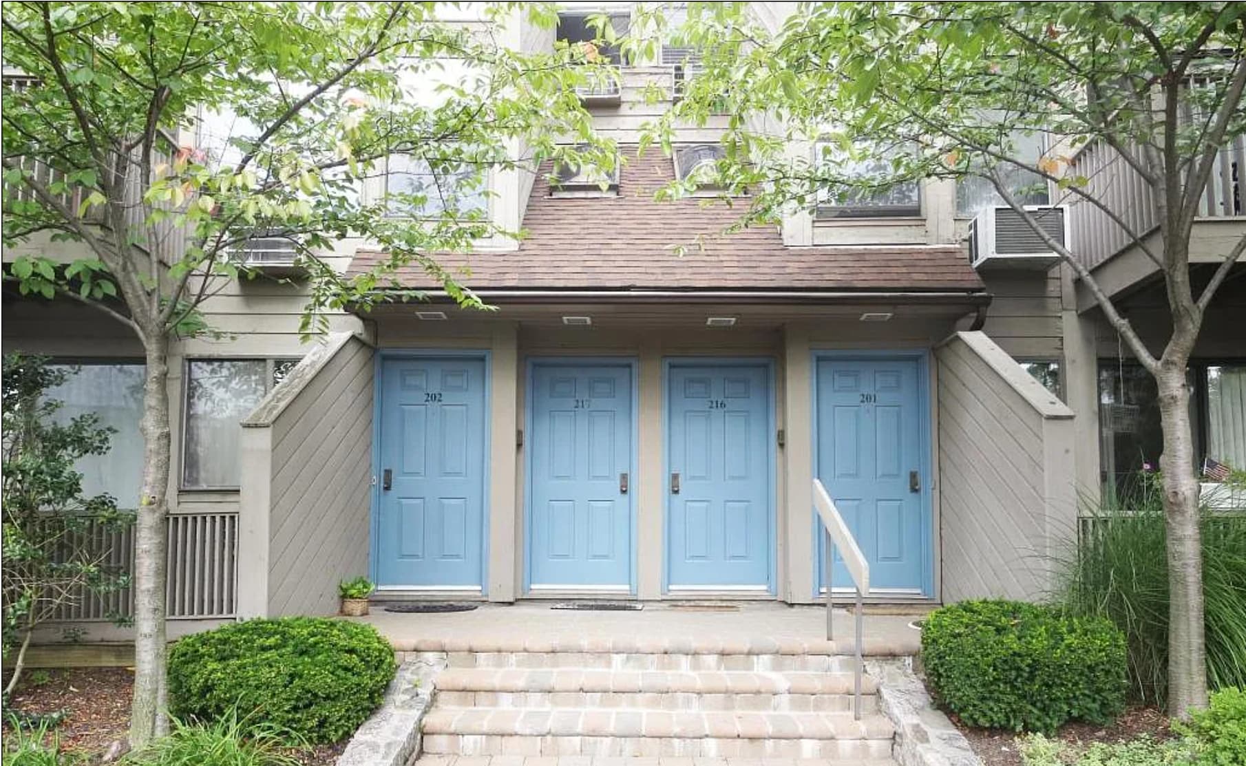 Building Photo - 1465 E Putnam Ave