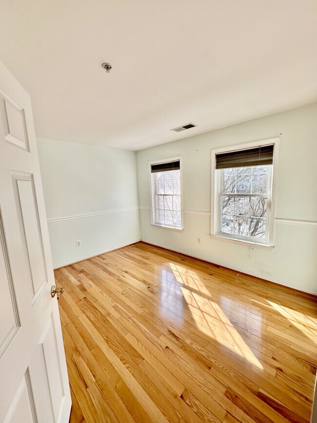 Building Photo - 917 Crestfield Dr