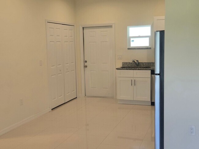 Building Photo - Cozy Two Bedroom, one bath house-Newer Con...