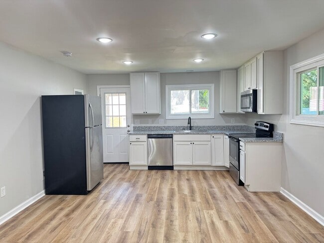 Building Photo - Great Home Conveniently Located! 3 Bed 1 B...