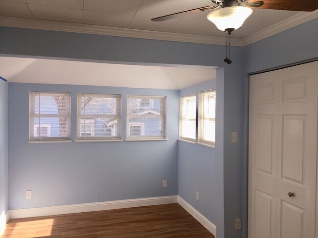 Building Photo - REMODELED 2 Bedroom Downtown Home
